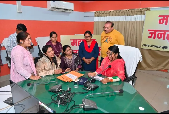 Katni mayor addressing public meeting during samvad program