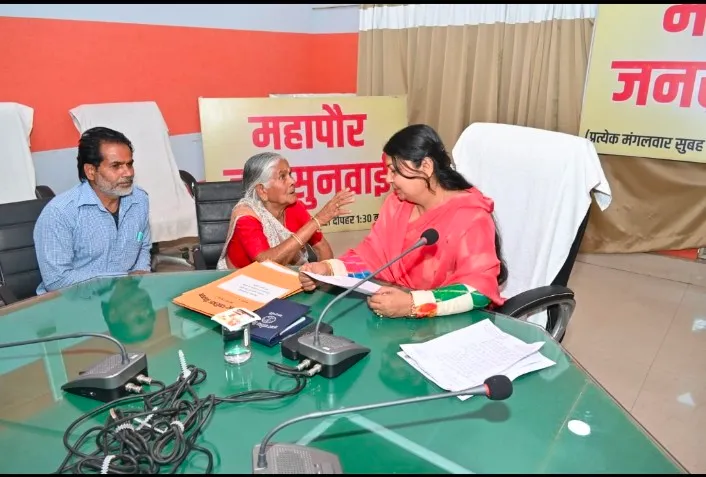 Officials inspecting development work in Katni during samvad visit